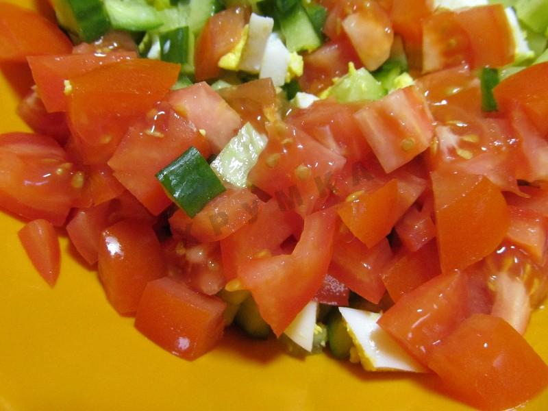 Шаг 5 приготовления Салат с соленой семгой, огурцом и помидорами