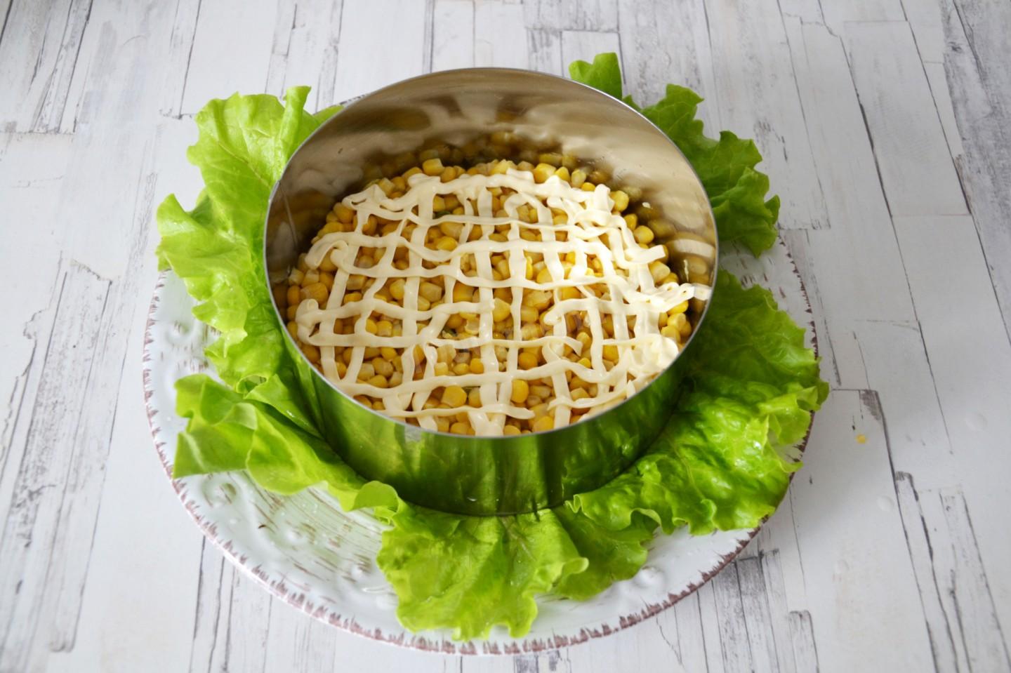 Шаг 5 приготовления Салат Вкусняшка с ананасами