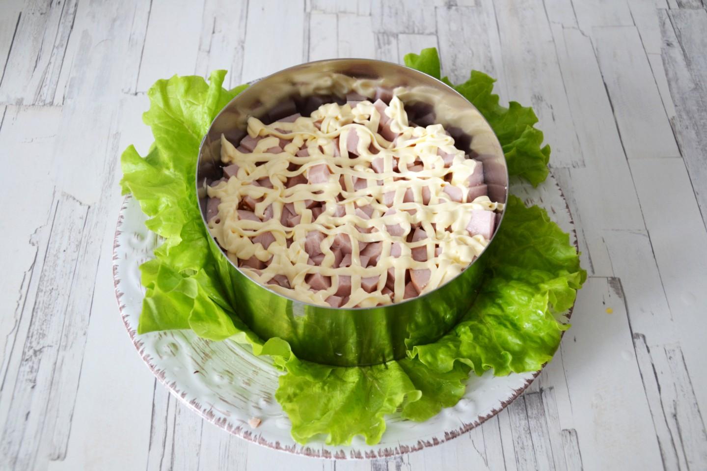 Шаг 6 приготовления Салат Вкусняшка с ананасами