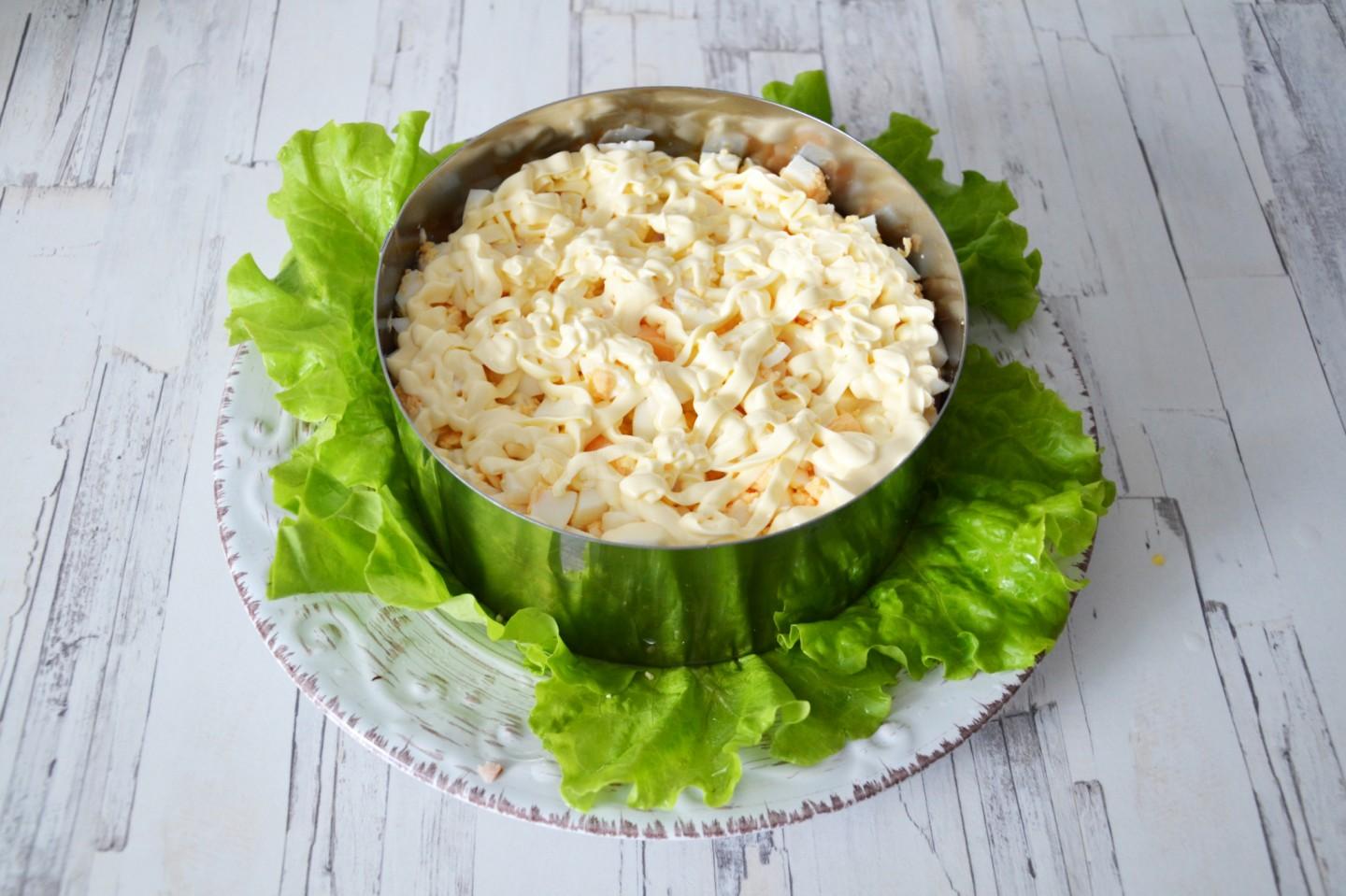 Шаг 7 приготовления Салат Вкусняшка с ананасами