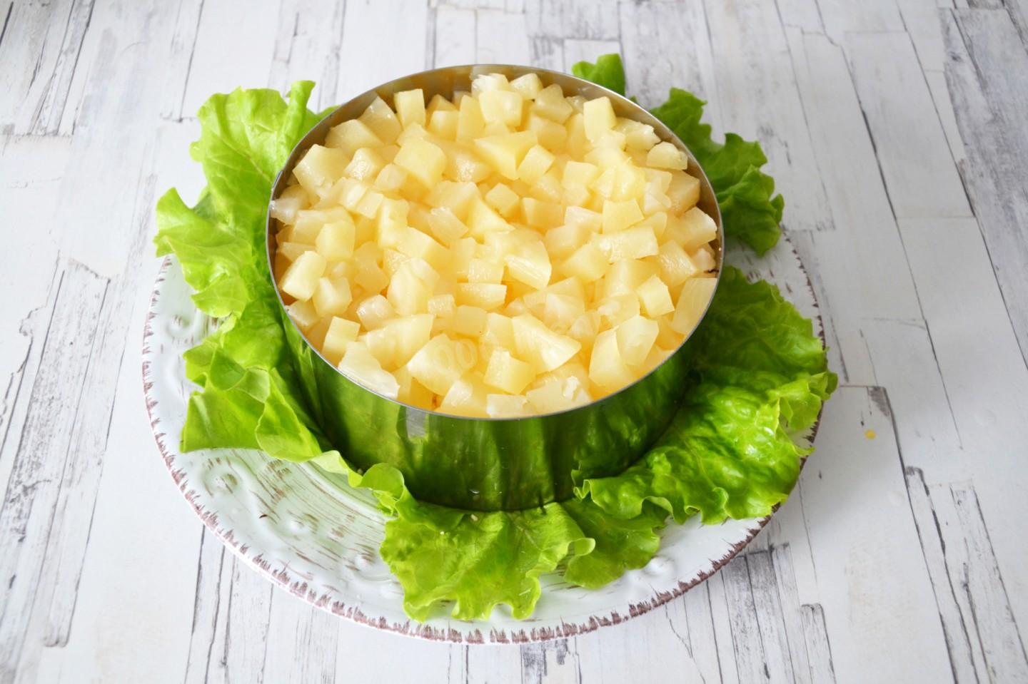 Шаг 8 приготовления Салат Вкусняшка с ананасами
