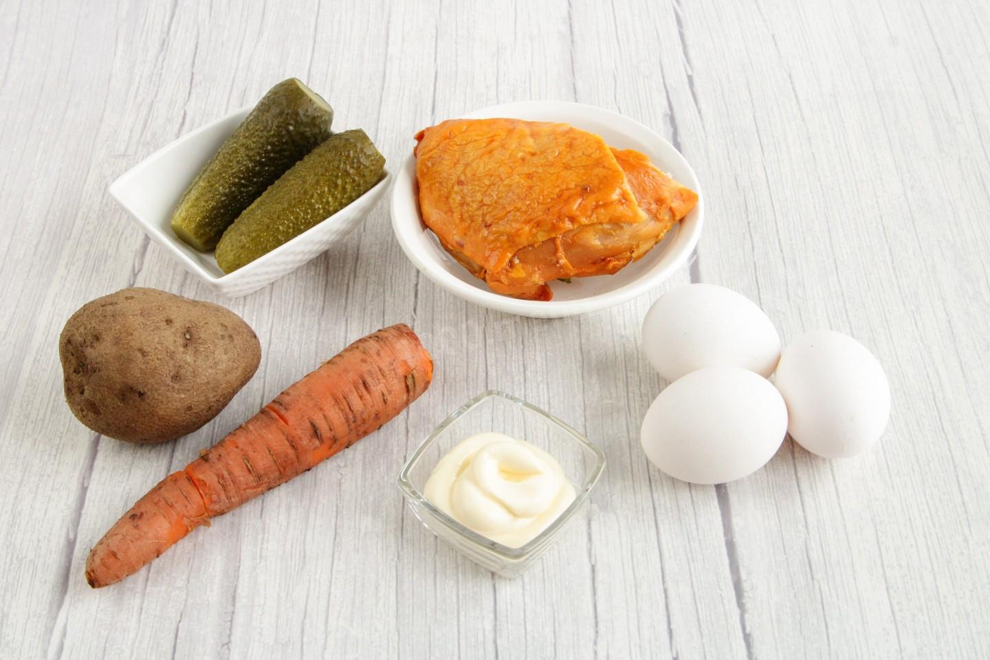 Шаг 1 приготовления Салат Белый лебедь с копченой курицей