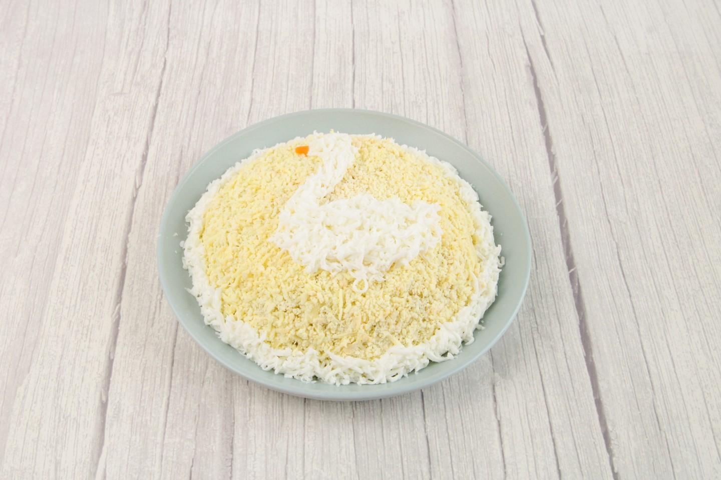 Шаг 11 приготовления Салат Белый лебедь с копченой курицей