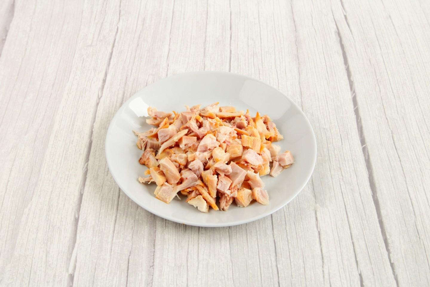 Шаг 4 приготовления Салат Белый лебедь с копченой курицей