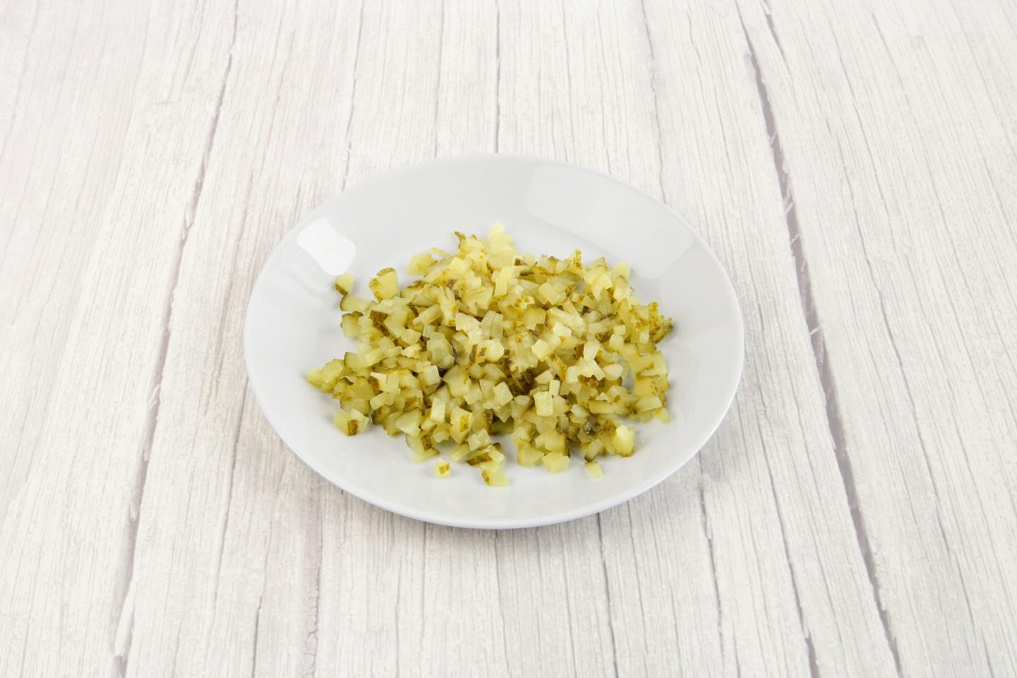 Шаг 5 приготовления Салат Белый лебедь с копченой курицей