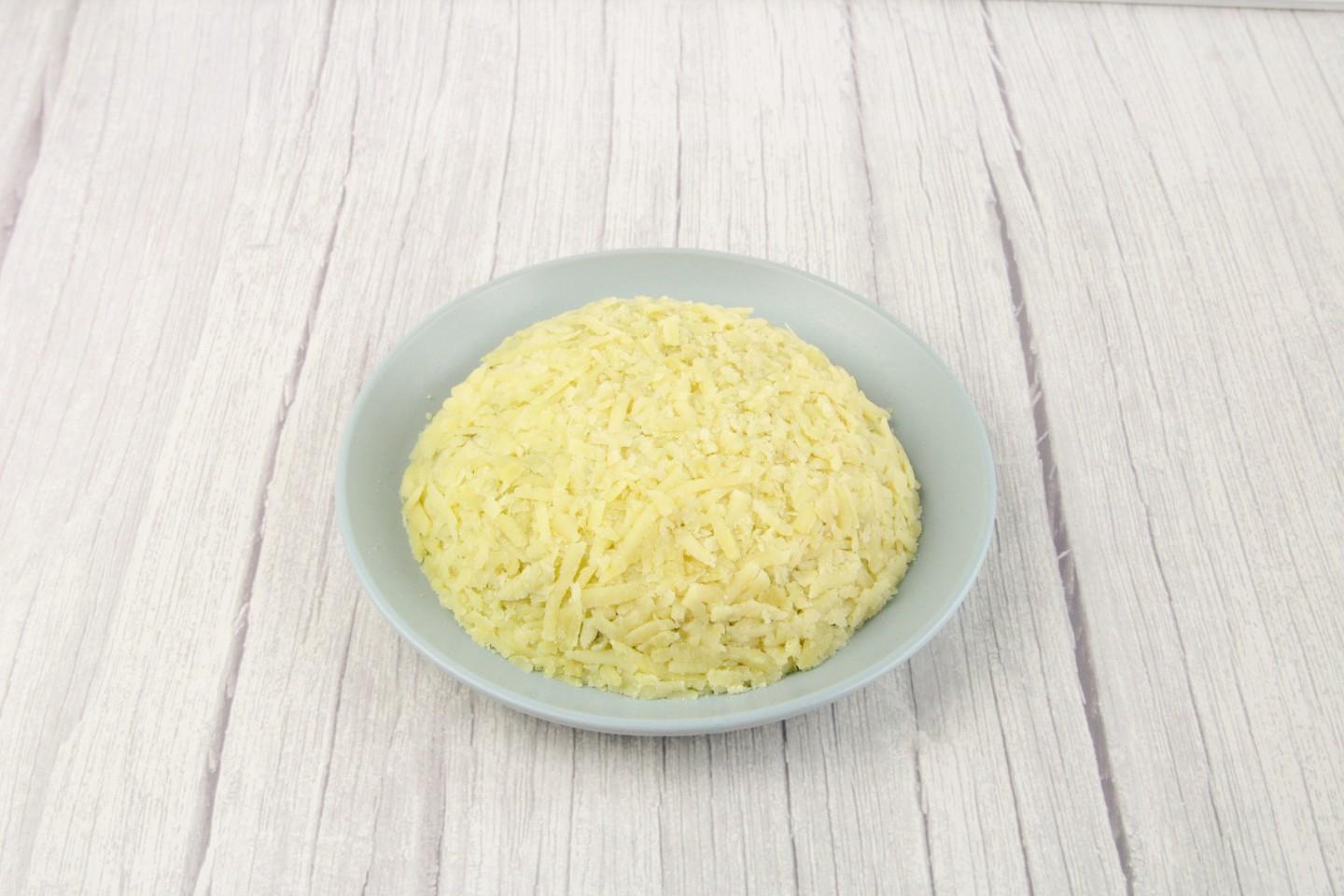 Шаг 9 приготовления Салат Белый лебедь с копченой курицей