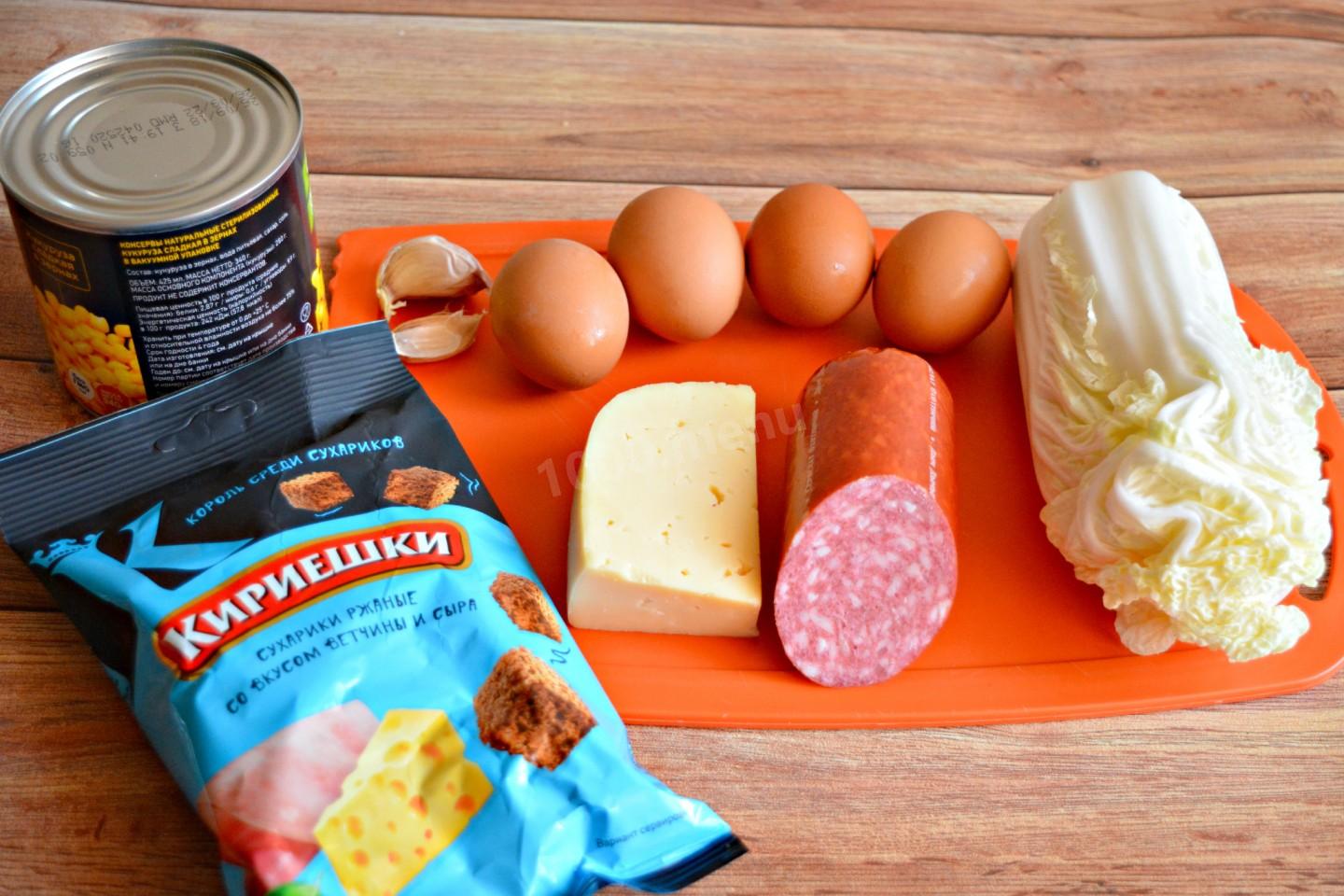 Шаг 1 приготовления Салат с кириешками и копченой колбасой