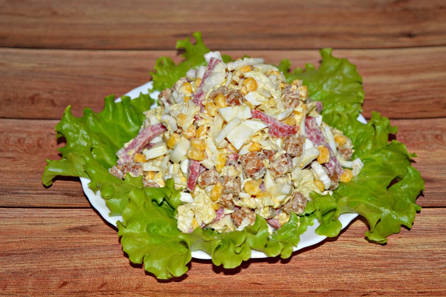 Шаг 10 приготовления Салат с кириешками и копченой колбасой