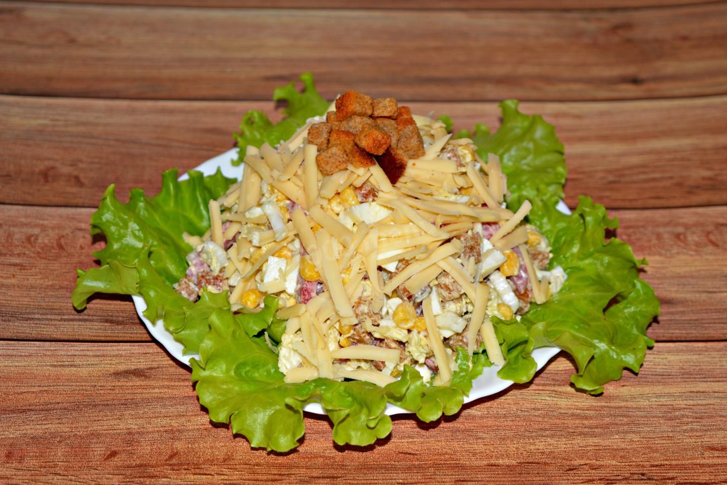 Шаг 12 приготовления Салат с кириешками и копченой колбасой