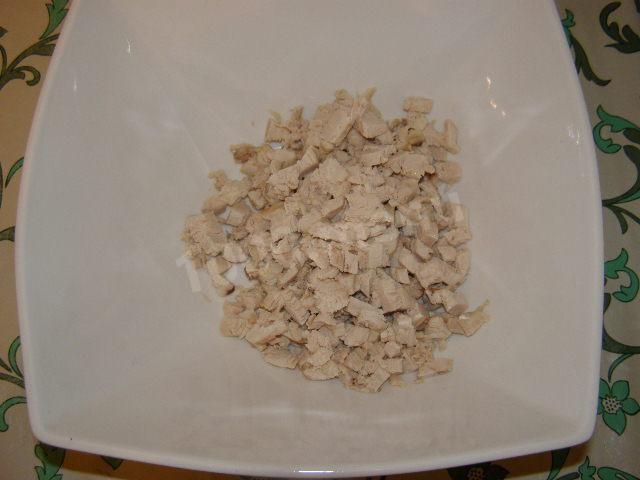Шаг 2 приготовления Салат из филе курицы, ананаса, кукурузы и риса