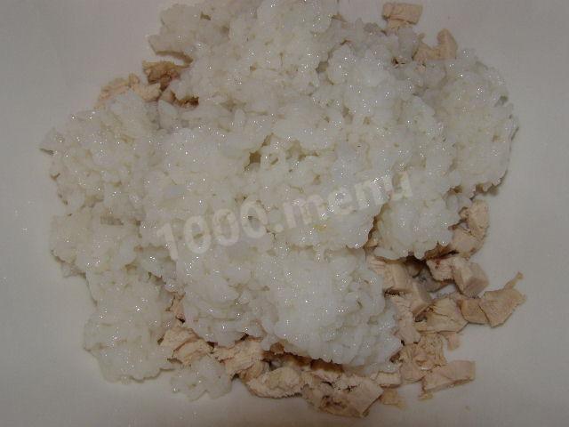 Шаг 3 приготовления Салат из филе курицы, ананаса, кукурузы и риса
