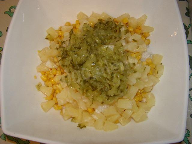Шаг 6 приготовления Салат из филе курицы, ананаса, кукурузы и риса