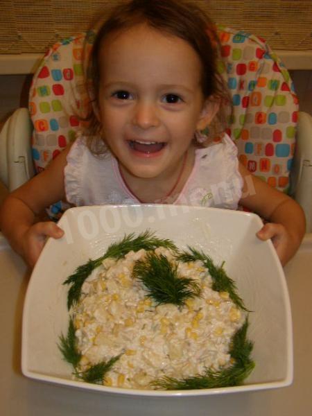 Шаг 8 приготовления Салат из филе курицы, ананаса, кукурузы и риса