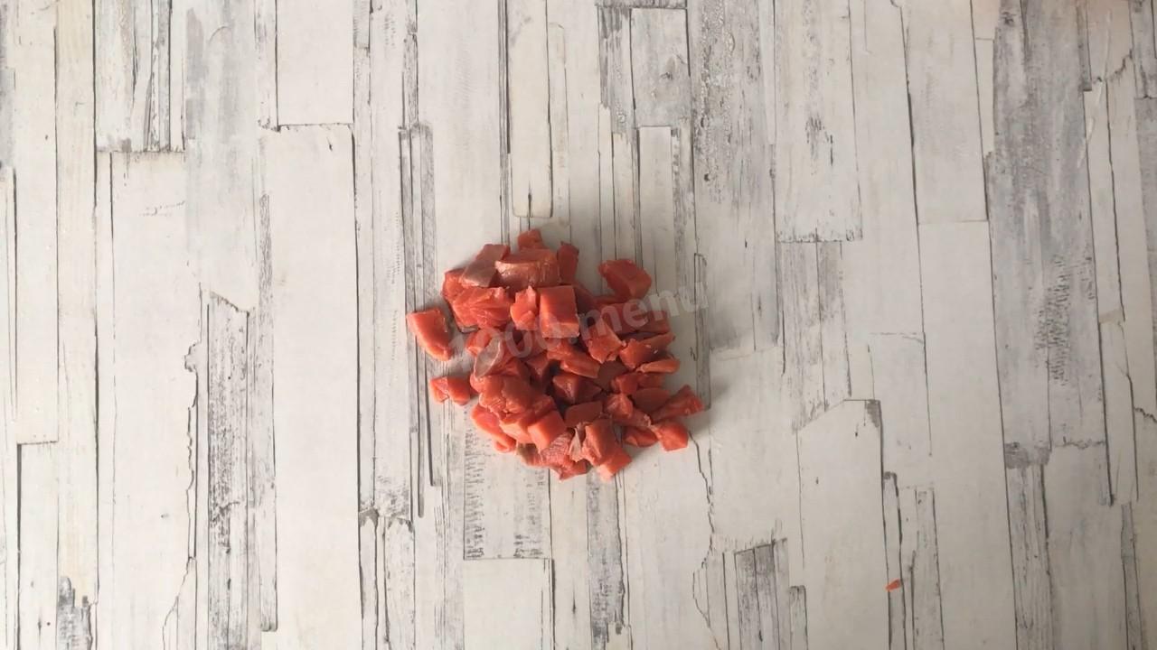 Шаг 2 приготовления Салат с соленой горбушей
