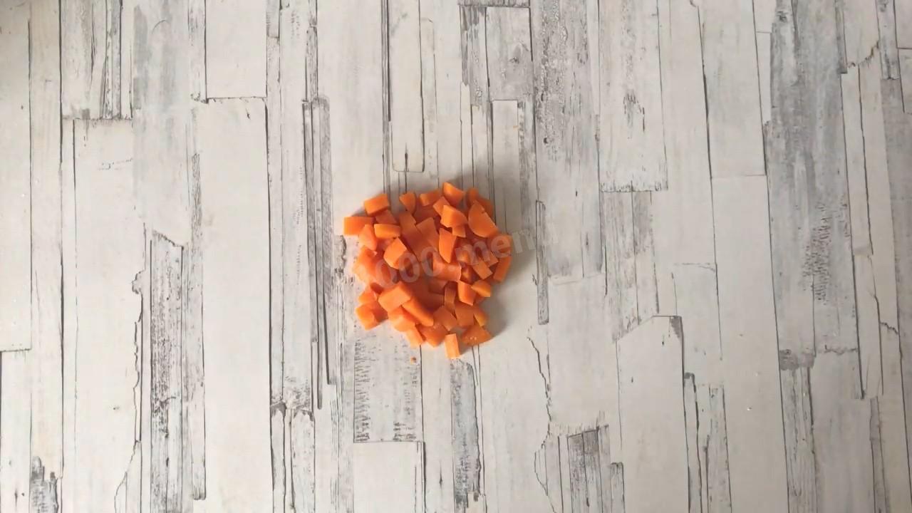 Шаг 4 приготовления Салат с соленой горбушей