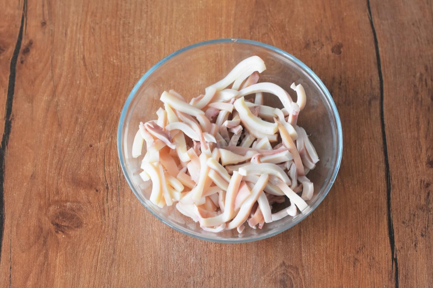 Шаг 4 приготовления Салат с кальмарами яблоком и яйцом
