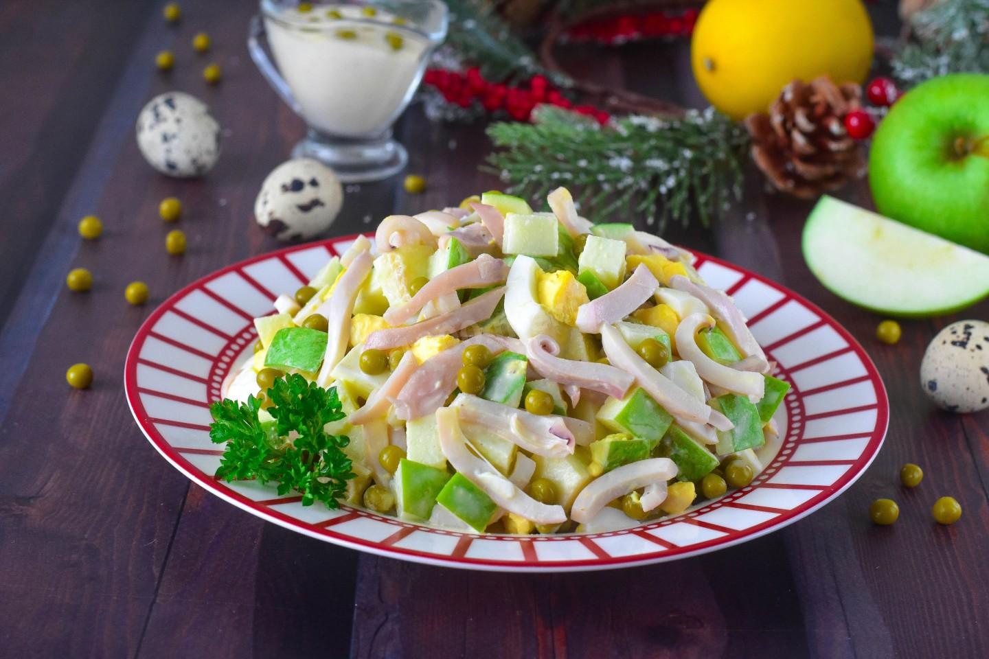 Шаг 8 приготовления Салат с кальмарами яблоком и яйцом