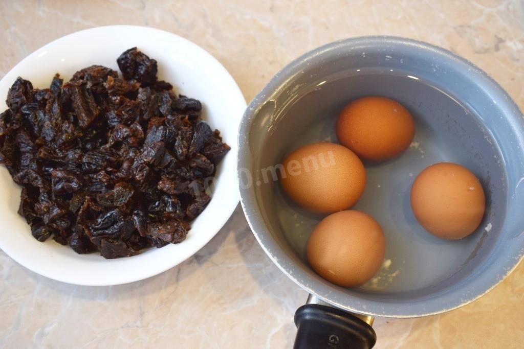 Шаг 1 приготовления Салат с курицей черносливом огурцом и сыром
