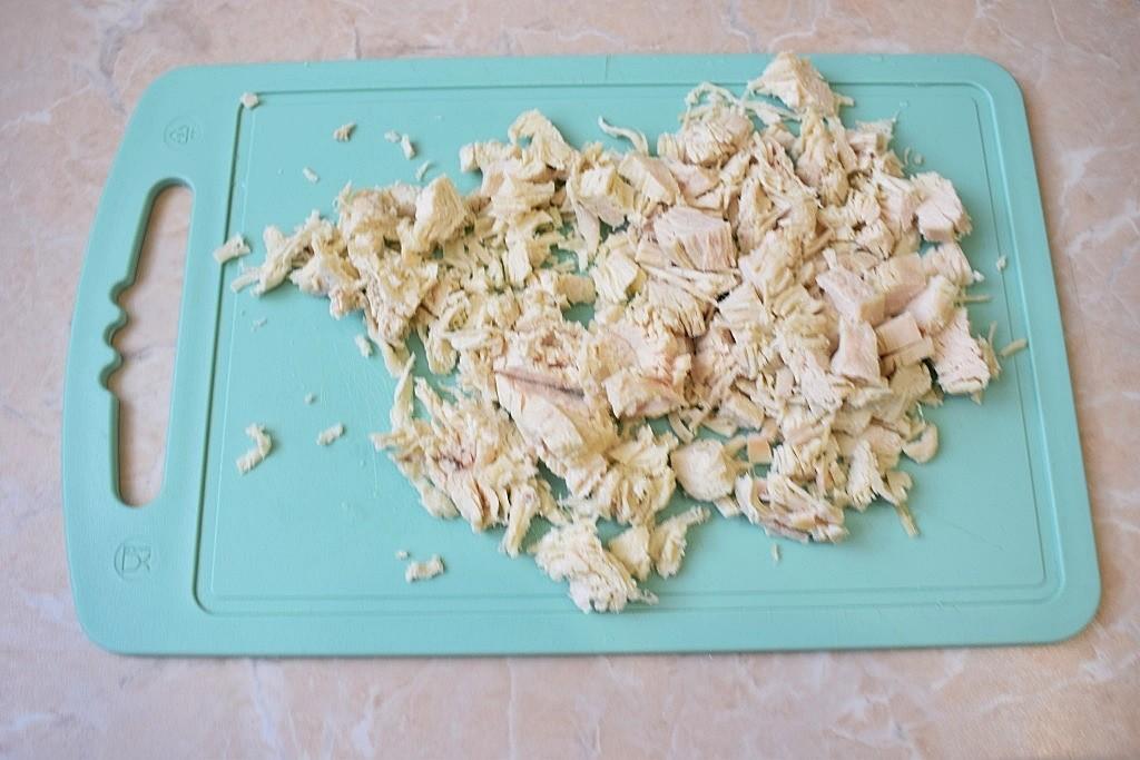 Шаг 2 приготовления Салат с курицей черносливом огурцом и сыром