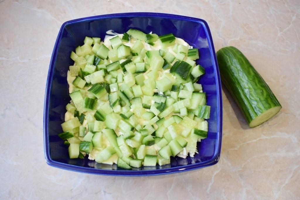Шаг 4 приготовления Салат с курицей черносливом огурцом и сыром