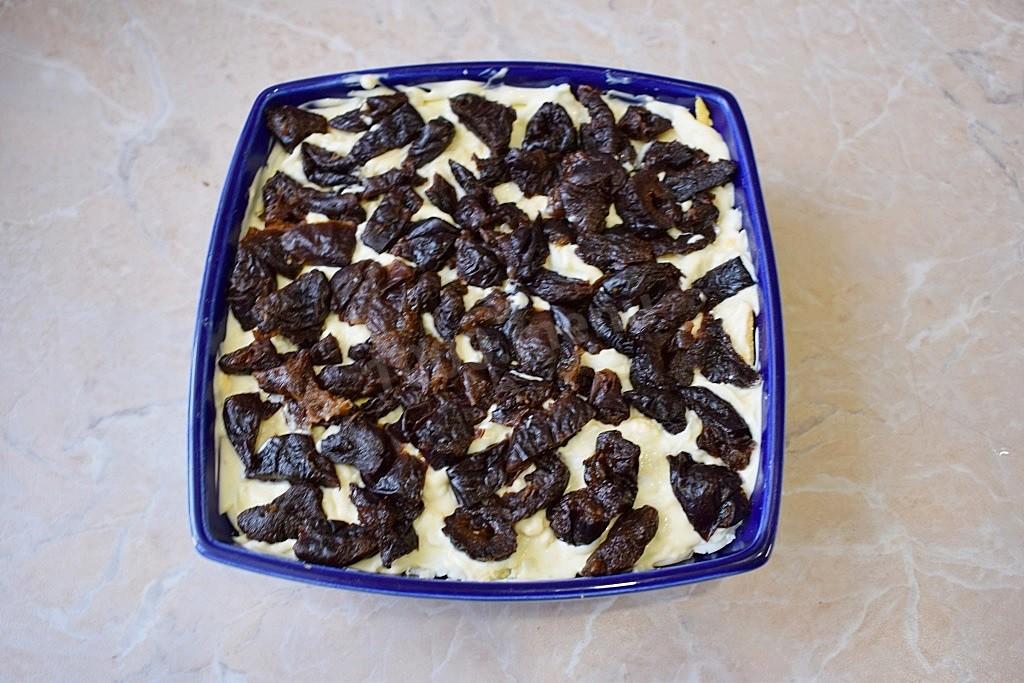 Шаг 6 приготовления Салат с курицей черносливом огурцом и сыром
