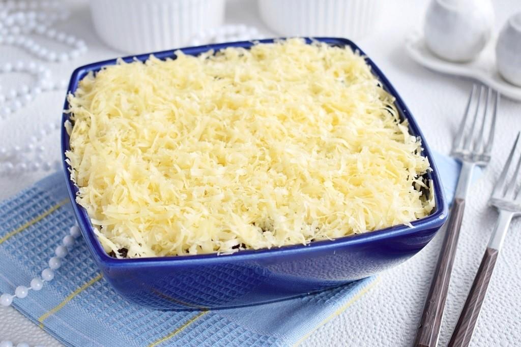 Шаг 7 приготовления Салат с курицей черносливом огурцом и сыром