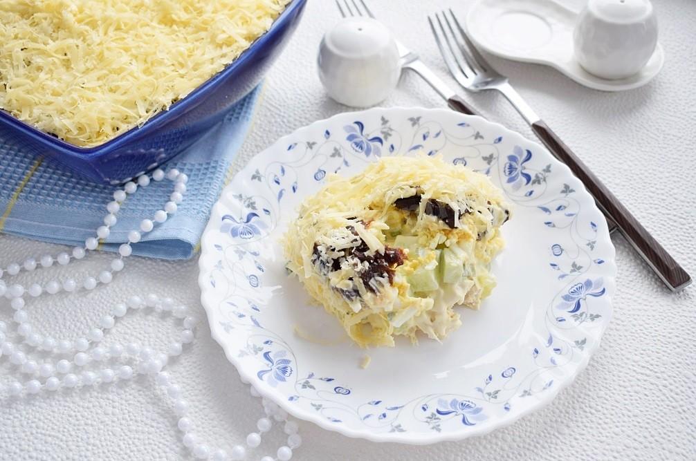 Шаг 8 приготовления Салат с курицей черносливом огурцом и сыром