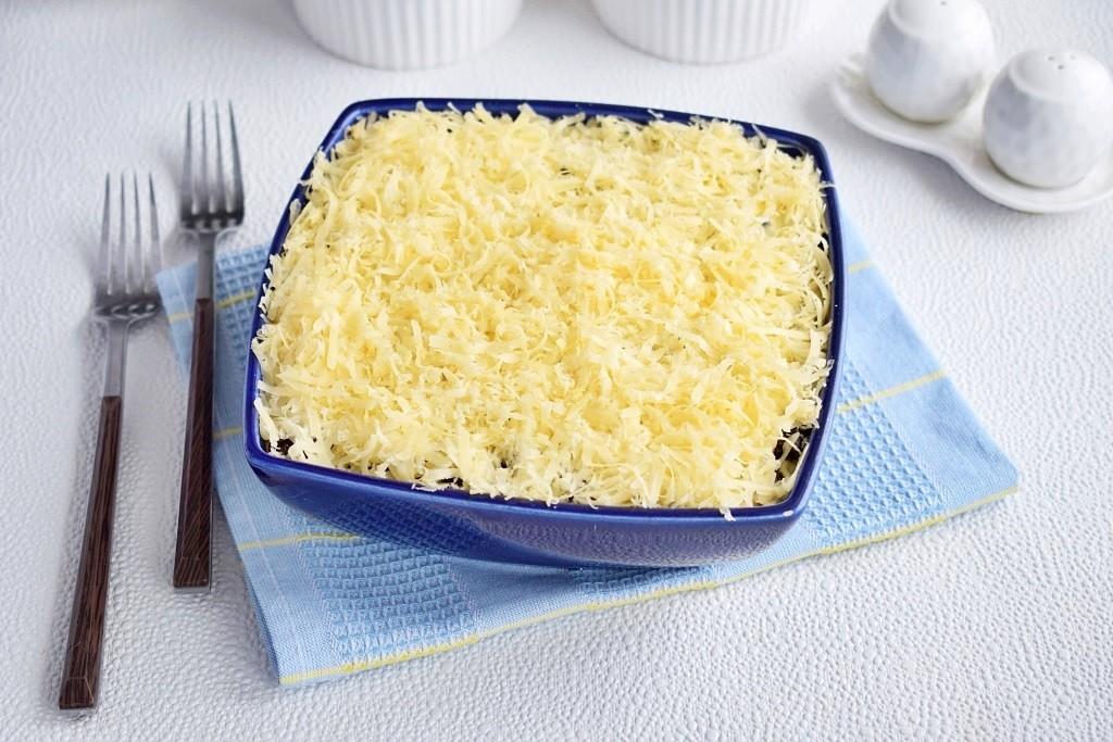 Обложка рецепта Салат с курицей черносливом огурцом и сыром