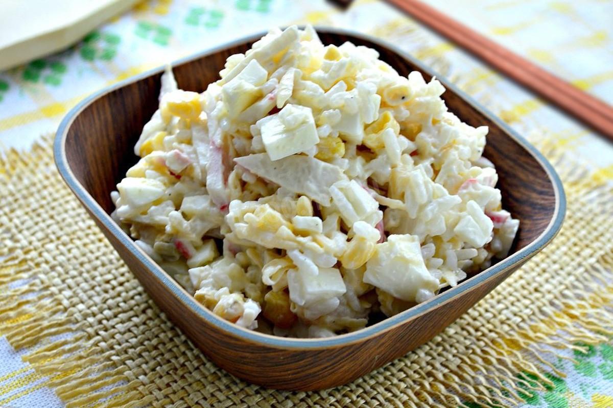 Обложка рецепта Салат с крабовым мясом и кукурузой
