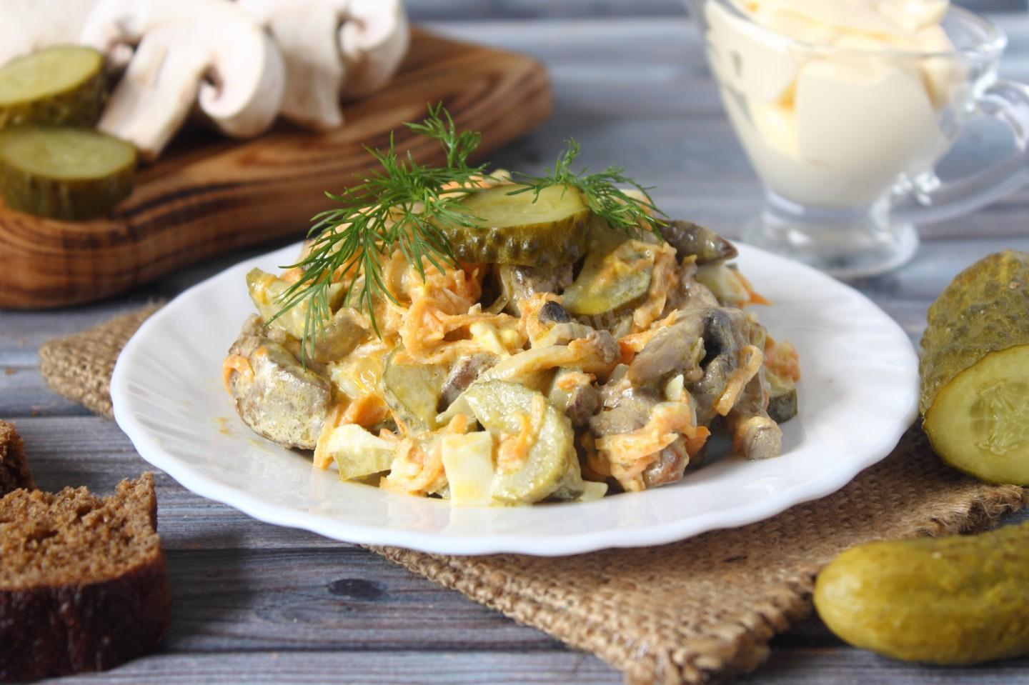 Обложка рецепта Салат Белорусский с куриной печенью и грибами