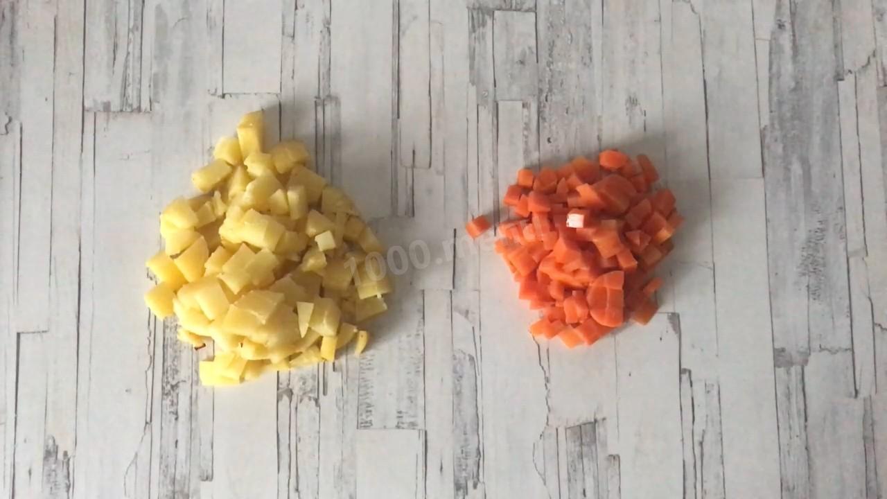 Шаг 2 приготовления Салат Оливье с креветками