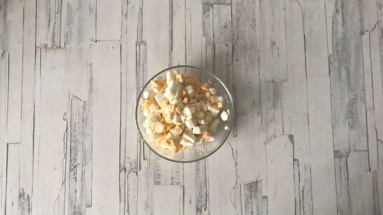 Шаг 3 приготовления Салат Оливье с креветками