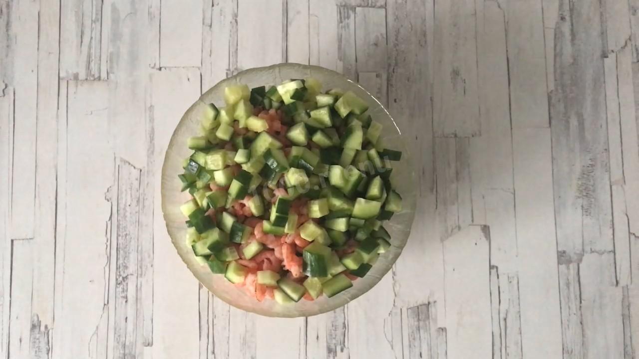 Шаг 5 приготовления Салат Оливье с креветками