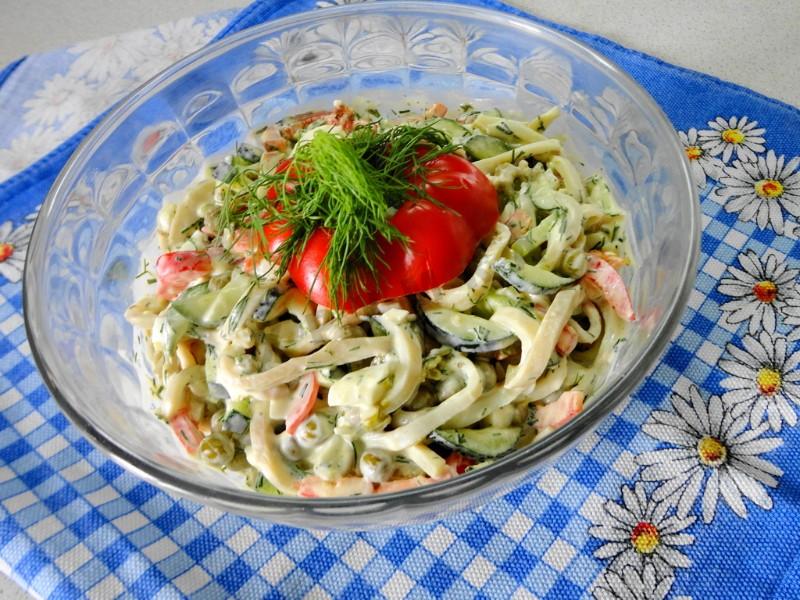 Шаг 10 приготовления Салат с кальмарами и горошком