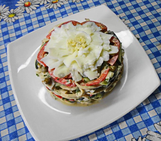 Шаг 11 приготовления Салат с кальмарами и горошком