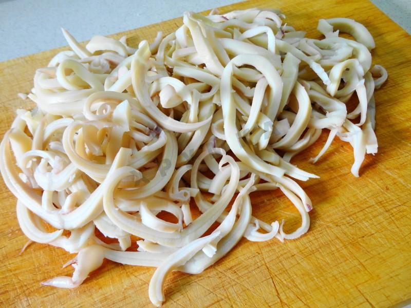 Шаг 4 приготовления Салат с кальмарами и горошком
