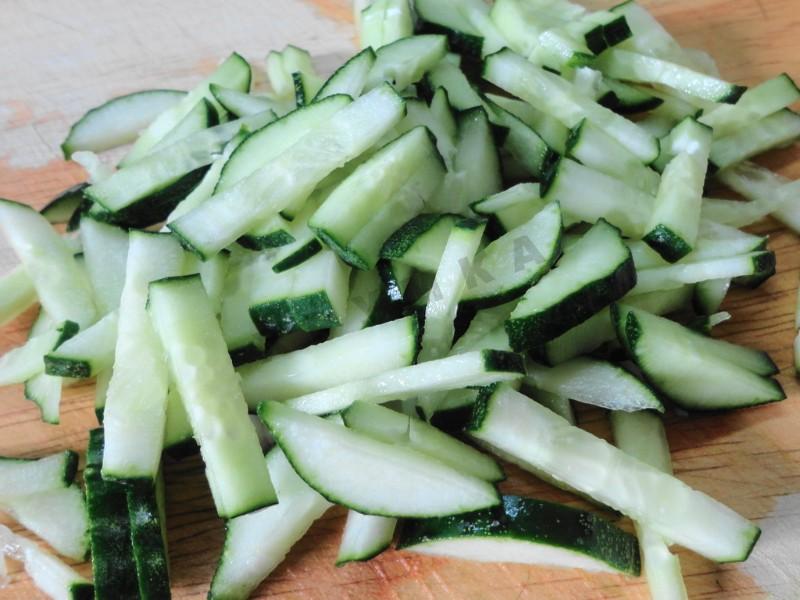 Шаг 5 приготовления Салат с кальмарами и горошком