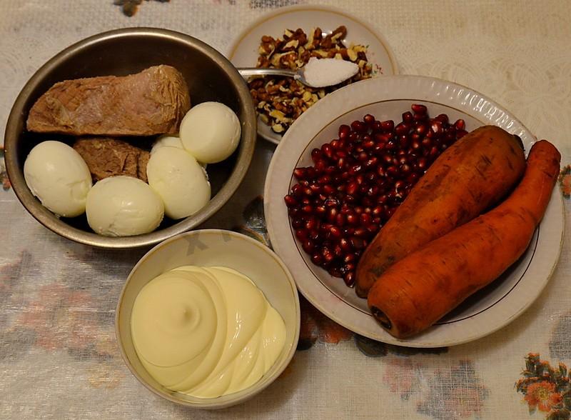 Шаг 1 приготовления Салат с говядиной и гранатами, грецкими орехами