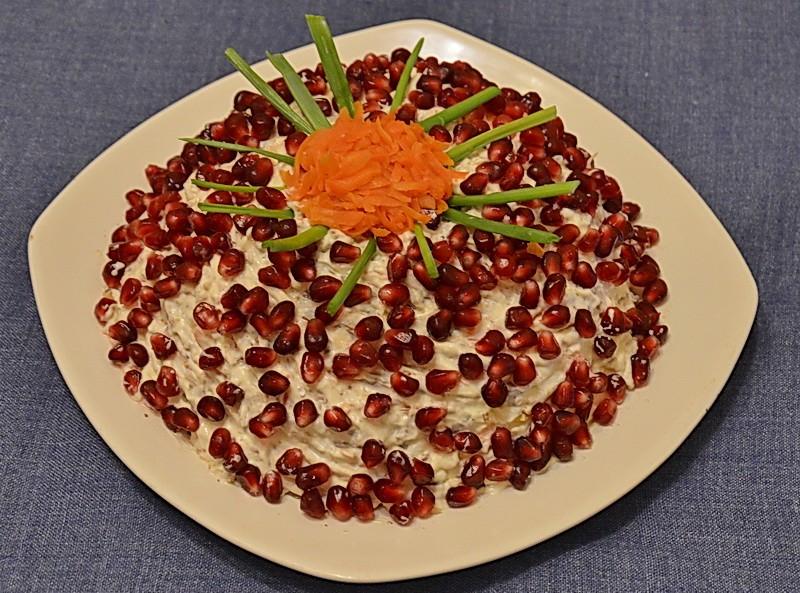 Шаг 10 приготовления Салат с говядиной и гранатами, грецкими орехами