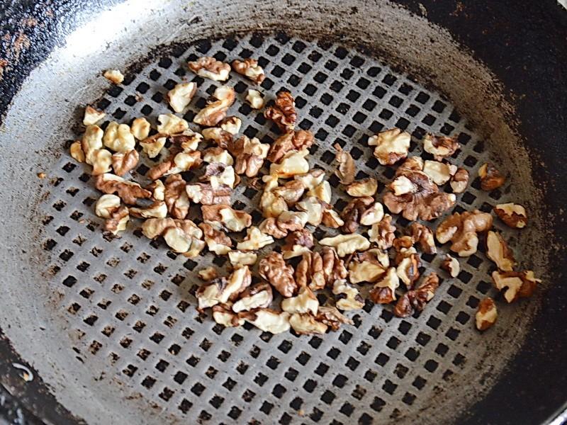 Шаг 2 приготовления Салат с говядиной и гранатами, грецкими орехами