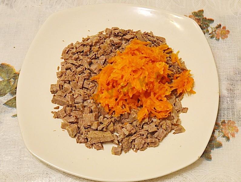 Шаг 5 приготовления Салат с говядиной и гранатами, грецкими орехами