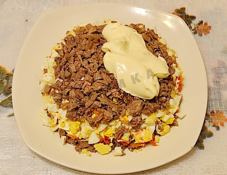 Шаг 8 приготовления Салат с говядиной и гранатами, грецкими орехами