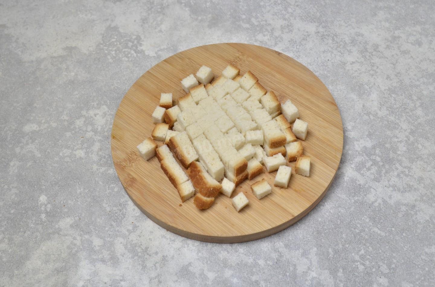 Шаг 2 приготовления Салат Карусель с корейской морковью и сухариками