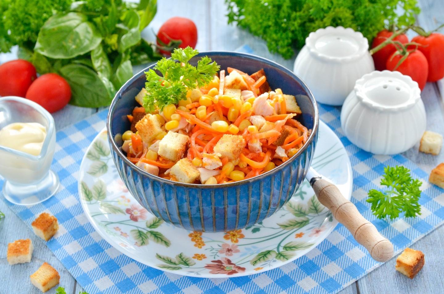 Шаг 6 приготовления Салат Карусель с корейской морковью и сухариками