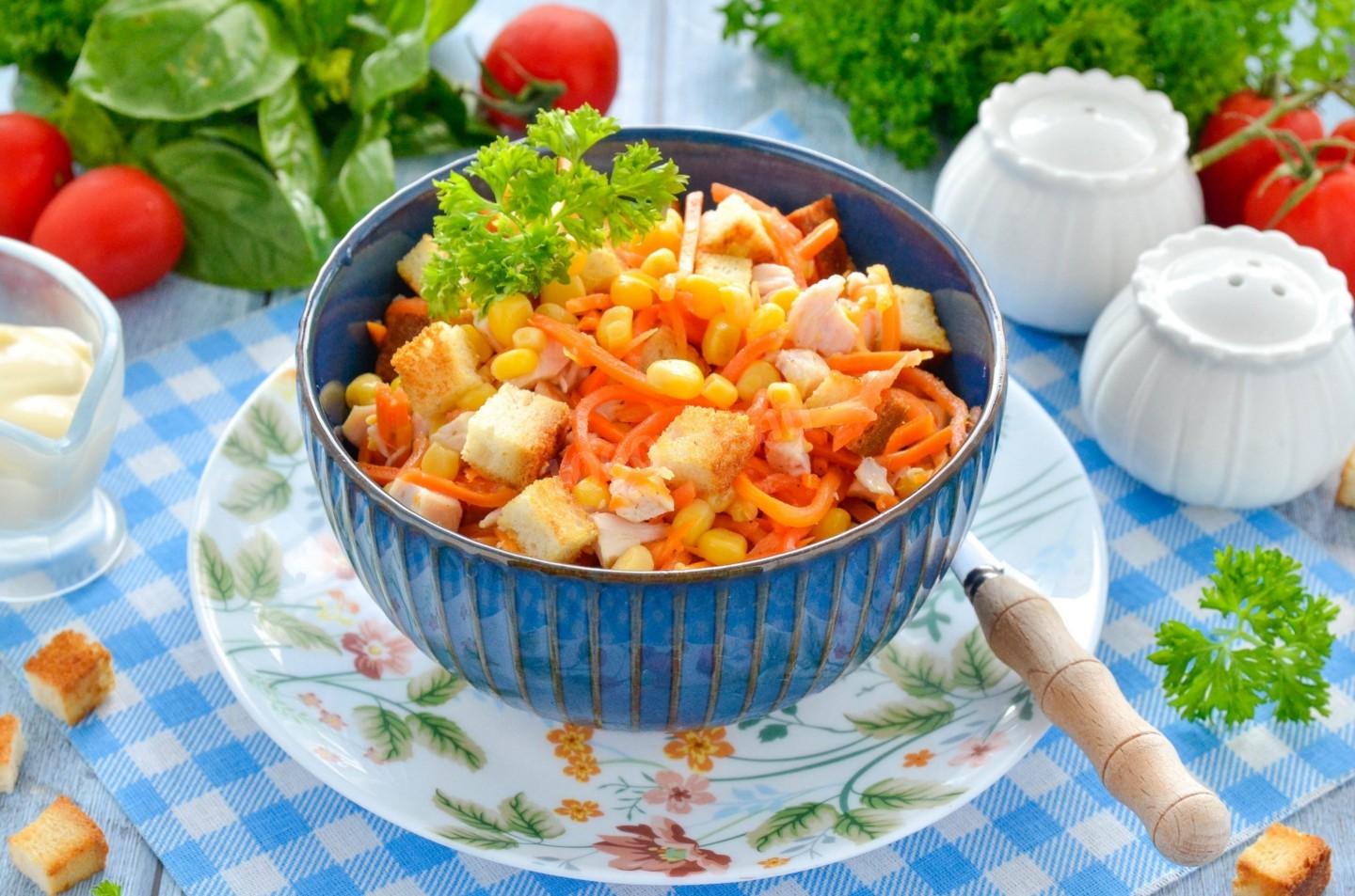 Обложка рецепта Салат Карусель с корейской морковью и сухариками