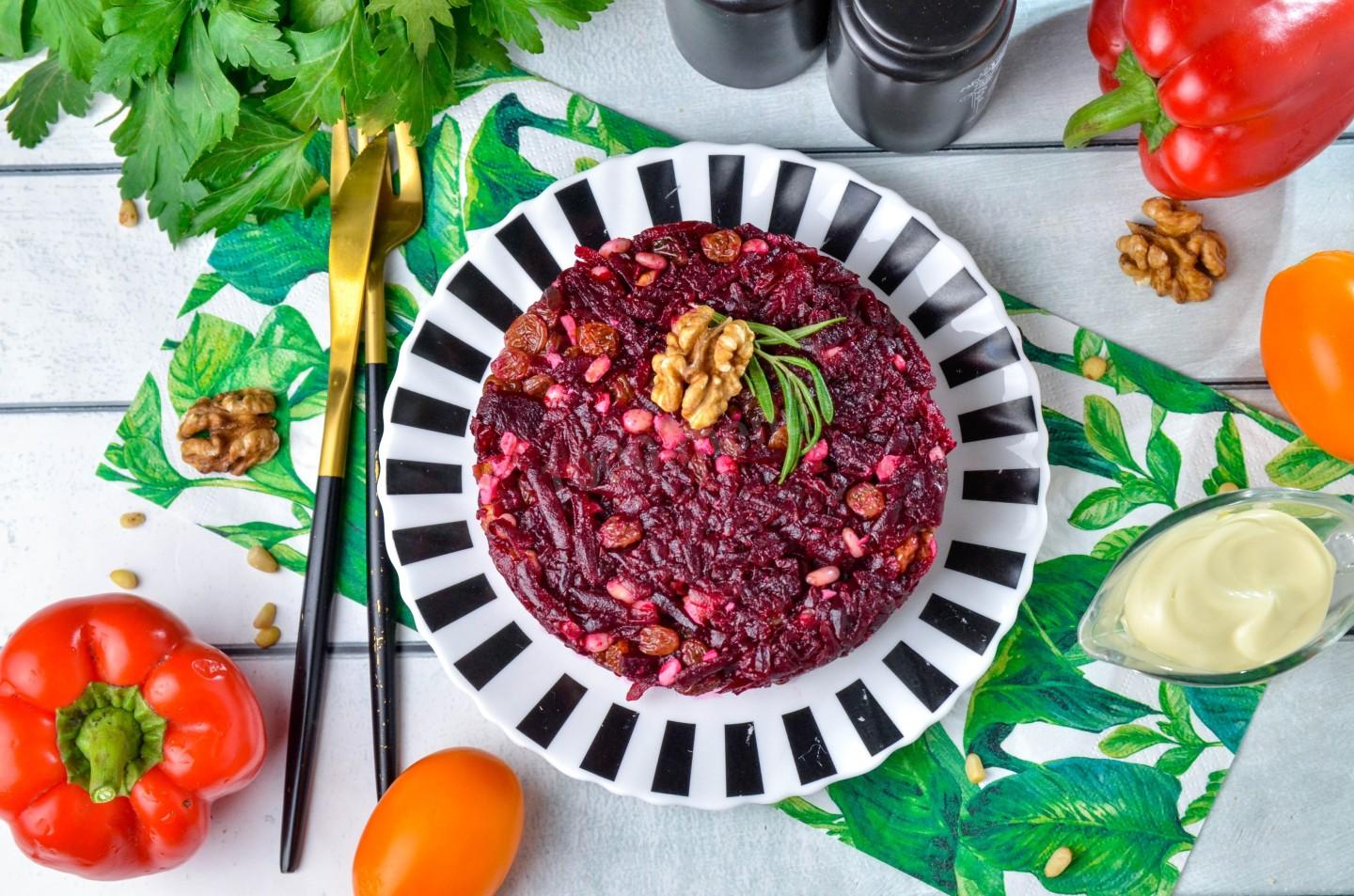 Шаг 10 приготовления Салат из свеклы с изюмом