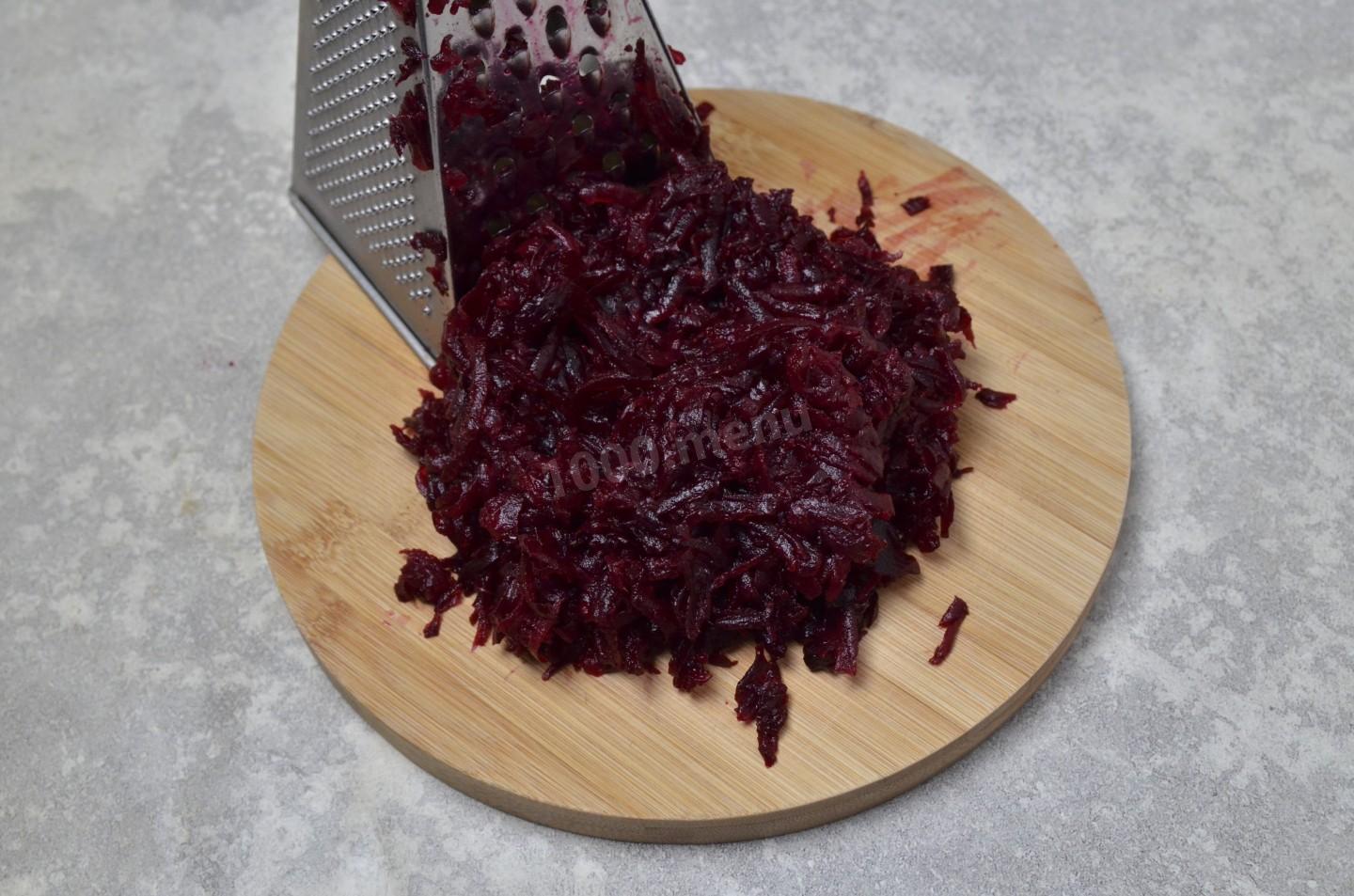 Шаг 7 приготовления Салат из свеклы с изюмом