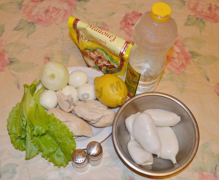 Шаг 1 приготовления Салат с кальмарами, курицей
