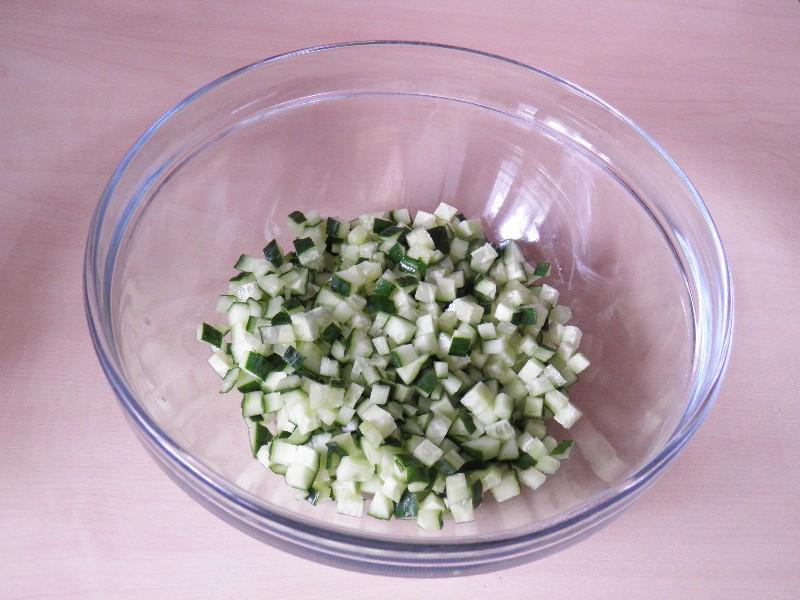 Шаг 3 приготовления Рыбный салат с кукурузой без риса