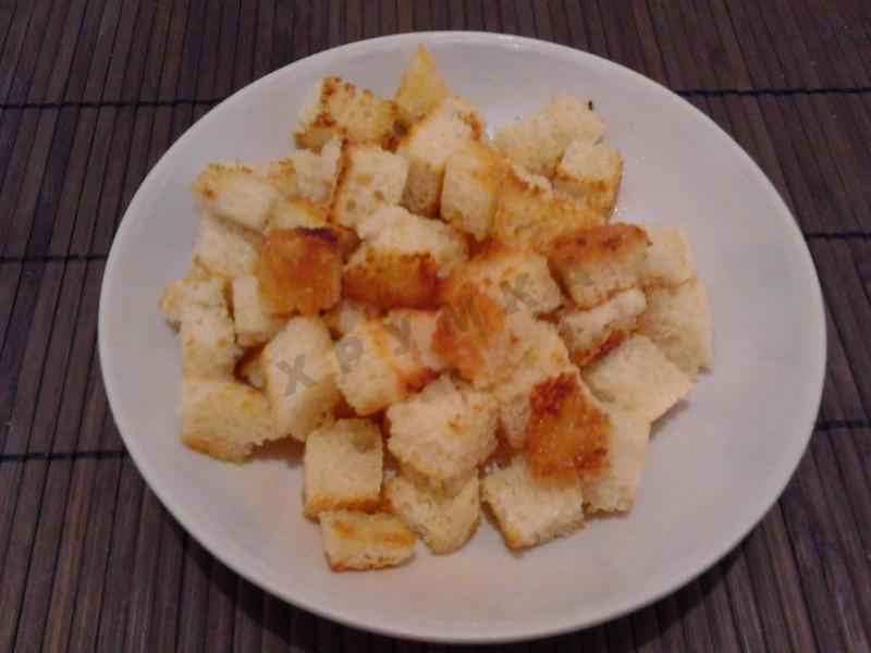 Шаг 4 приготовления Салат Обжорка с фасолью,  курицей и сухариками